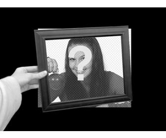 curioso fotomontaggio in cui tua foto apparira come sfondo in bianco e nero e allquotinterno della cornice di mano di colore scatola di foto