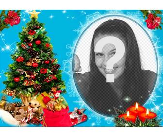 tua foto in cornice circolare accanto albero di natale pieno di doni e dietro di tre candele disegnate sfondo blu effetti glitter