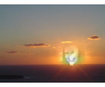 fotomontaggio come un collage di dare un volto o lquotassetto intorno punto dove il sole tramonta in un paesaggio costiero