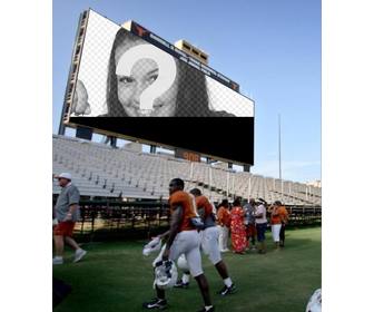 in questo fotomontaggio tua foto apparira sul grande schermo in stadio di calcio dove le persone compresi i giocatori