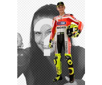 fotomontaggio valentino rossi moto gp corridore nella sua ducati uniforme e un casco sotto il braccio apparira accanto famoso biker ora in yamaha e aggiungere testo nellquotimmagine gratuitamente