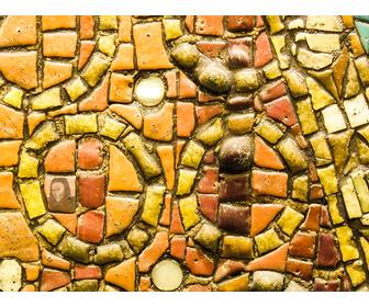 trova tua foto in un mosaico di pietre gialle questo gioco
