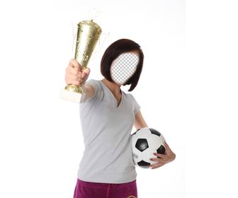 fotomontaggio un calciatore ragazza in possesso di un trofeo e un pallone da calcio