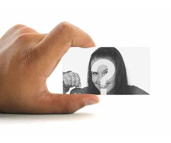 fotomontaggio di mettere tua foto scheda di affari tenuto da mano sfondo bianco