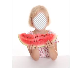 fotomontaggio di bambina bionda che mangia un effetto di cocomero