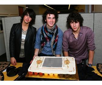 accedi per festa dei jonas brothers in un speciale fotomontaggio nella foto e visualizzata in torta dopo posa kevin joe e nick i tre membri della band dei fratelli ragazzo acquistato da disney channel