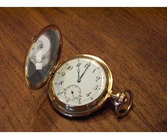 fotomontaggio un orologio da tasca un tavolo di legno dove puo mettere tua foto in copertina dorata