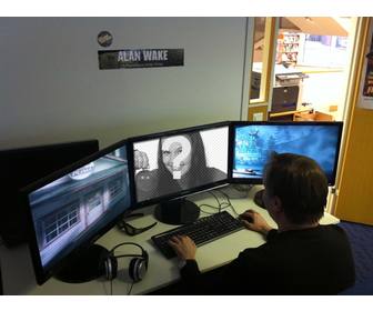 fotomontaggio un giocatore di videogiochi e tua foto sul computer accanto due schermi
