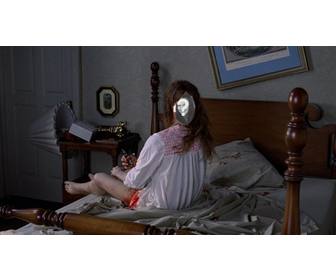 fotomontaggio di essere ragazza esorcista in scena film horror in cui gira completamente testa sopra il suo letto