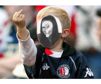 fotomontaggio un bambino appassionato di calcio bionda dal dito