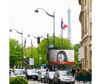 fotomontaggio di un cartellone parigi torre eiffel sullo sfondo e diverse bandiere di francia