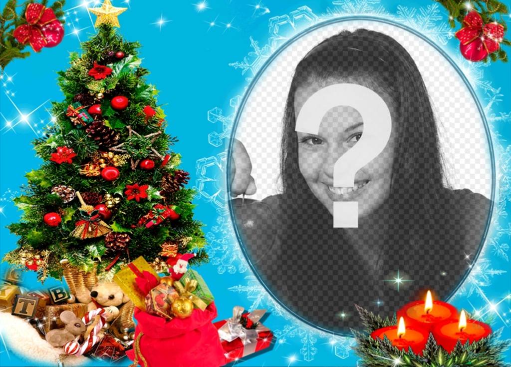 La tua foto in una cornice circolare, accanto a un albero di Natale pieno di doni, e dietro di tre candele disegnate. Sfondo blu con effetti..
