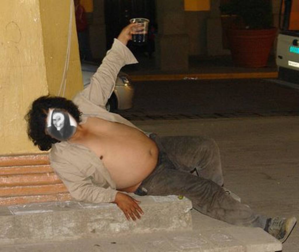 Fotomontaggio di un grassone ubriaco steso a terra, dove è possibile inserire il volto di chi vuoi e aggiungere del..