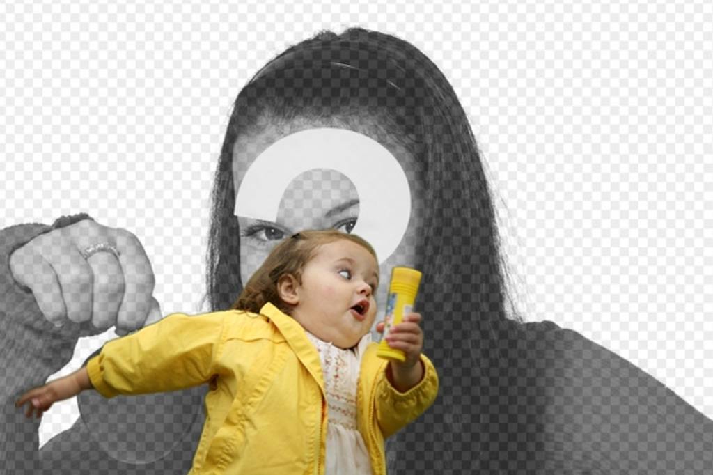 Fotomontaggio con la ragazza bolla con l'impermeabile giallo e il meme alla moda dove si posiziona la tua foto e..