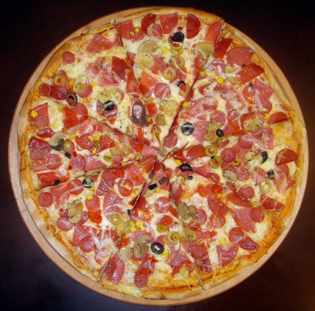 Nascondi la tua foto in questa deliziosa pizza per divertirsi a giocare con le persone a trovare te in..