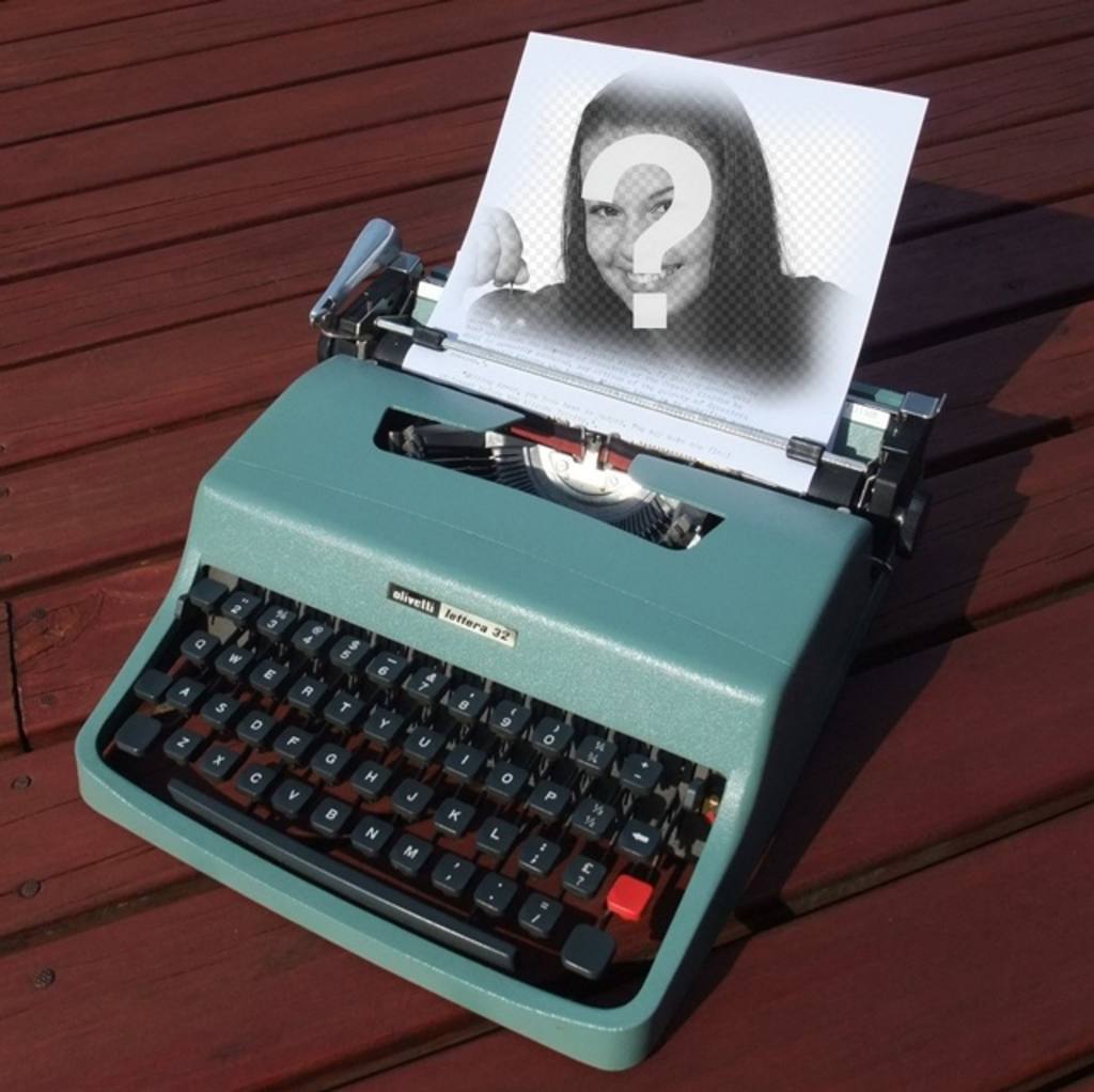 Fotomontaggio con una macchina da scrivere depoca olivetti turchese con una carta per mettere una..