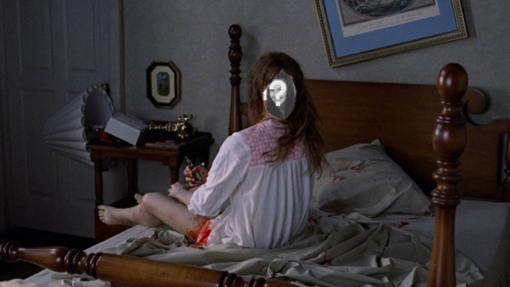 Fotomontaggio di essere la ragazza del esorcista in una scena del film horror in cui si gira completamente la testa sopra il suo..