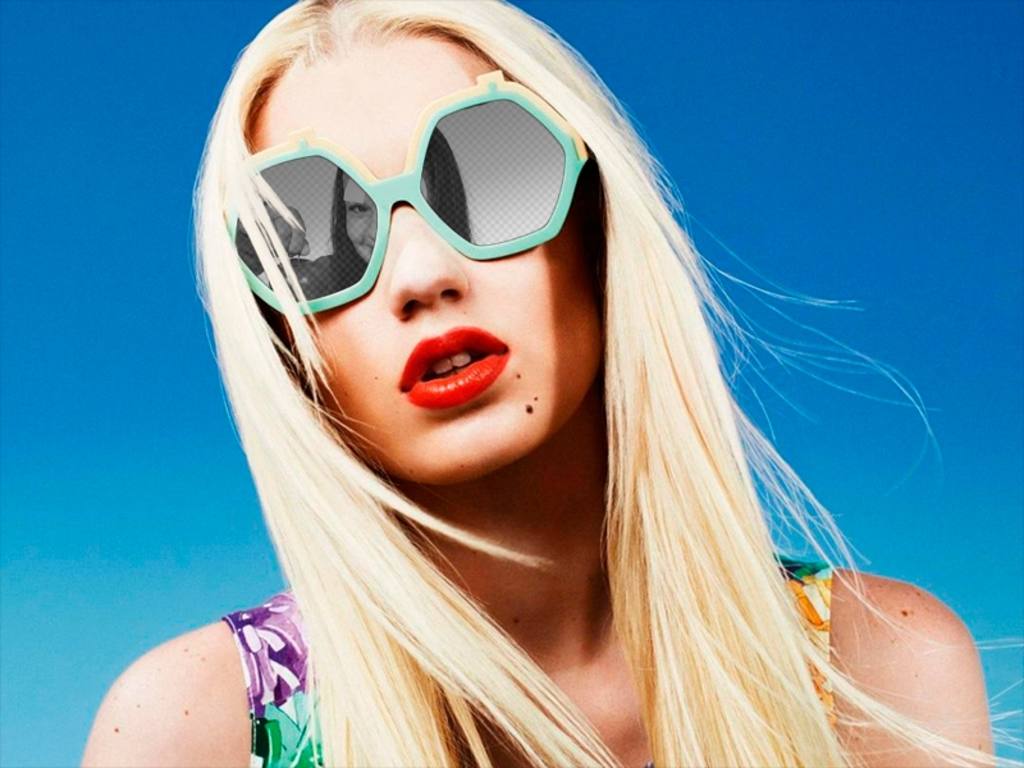 Photo frame con Iggy Azalea di mettere unimmagine riflessa nei suoi occhiali. ..